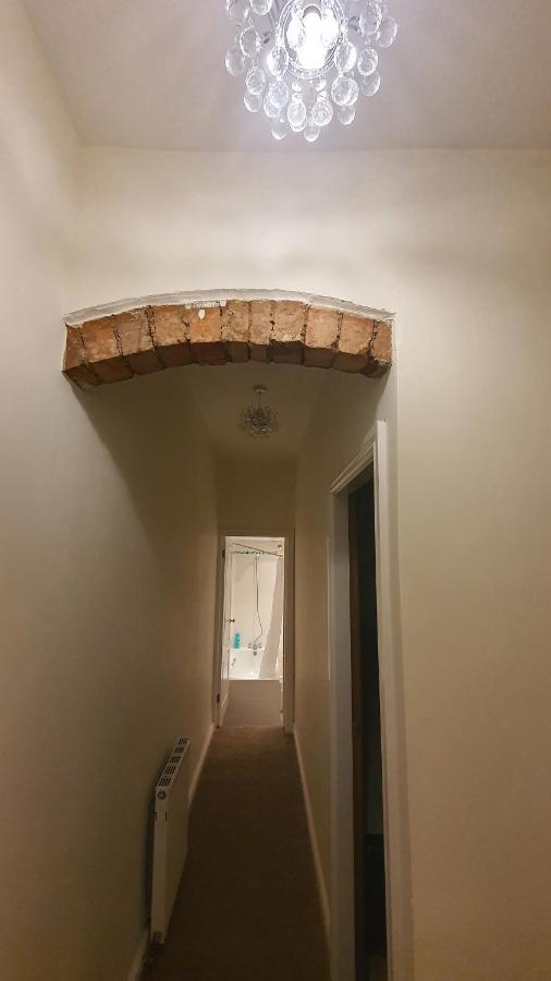 Spacious 2 Bedroom In Apartment